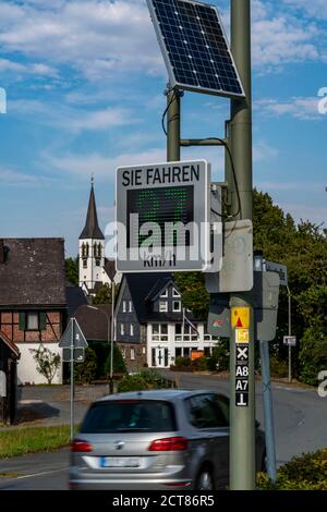 Radar Geschwindigkeitsanzeigen, Messanlage am Ortseingang von Medelon, Autofahren wird die Geschwindigkeit, bei der Einfahrt in die geschlossene Orte Stockfoto