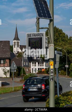 Radargeschwindigkeitsanzeigen, Messsystem am Ortseingang von Medelon werden Autofahrern die Geschwindigkeit beim Betreten des Stadtgebiets, eine atte, angezeigt Stockfoto