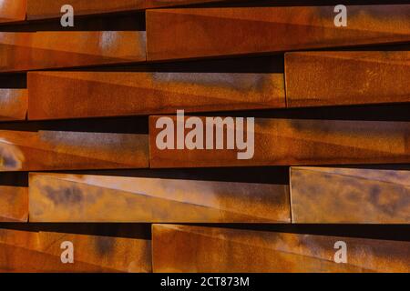 Nahaufnahme der braunen Metallgefliesten Wand. Rustikale rechteckige Stücke erstellen Muster Stockfoto