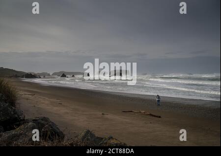 Person in der Ferne Spaziergänge schönen Oregon Strand Stockfoto