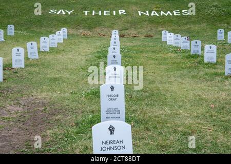 Minneapolis, Minnesota. Sagen Sie, ihr Name Friedhof hat 100 Grabsteine, die Afroamerikaner, die durch die Hände der Polizei gestorben sind. Stockfoto