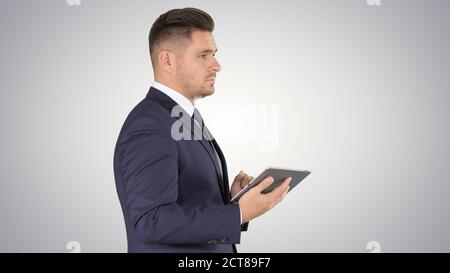 Junger Geschäftsmann berühren digitale Tablette und Objekt in überprüfen Stockfoto