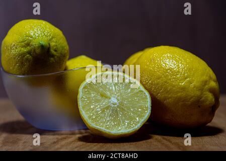 Gelbe oder sizilianische Zitronen. Sizilianische Zitronen haben eine längliche Form und die gelbe Schale ist ziemlich dick. Obwohl bekannt für seinen guten Geruch, ist es nicht wie Stockfoto