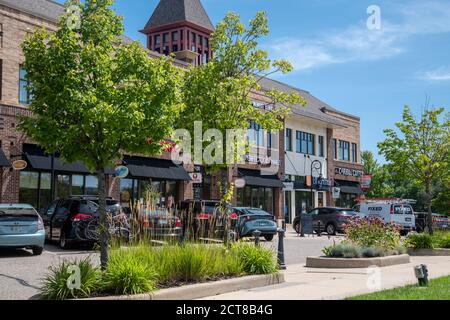 Mendota Heights, Minnesota. Belebte lokale Strip Mall nach Einschränkungen wurden von der Coronavirus-Pandemie aufgehoben. Stockfoto