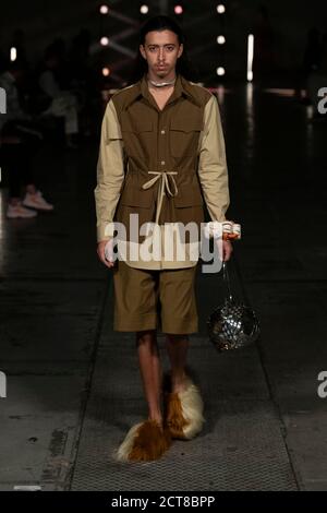 London, Großbritannien. September 2020. SS21 Runway während der London Fashion Week September 2020 - London, UK aussprechen. 21/09/2020 Quelle: dpa picture Alliance/Alamy Live News Stockfoto