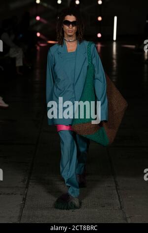 London, Großbritannien. September 2020. SS21 Runway während der London Fashion Week September 2020 - London, UK aussprechen. 21/09/2020 Quelle: dpa picture Alliance/Alamy Live News Stockfoto