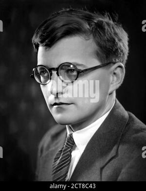 1930 c., RUSSLAND : der berühmte russische Komponist DMITRI SCHOSTAKOWITSCH ( 1906 - 1975 ). Unbekannter Fotograf. - DMITRY Dmitrij Dmitrievic Šostakovic -COMPOSITORE - MUSICISTA - OPERA LIRICA - MUSICA CLASSICA - klassisch - tie - cravatta - occhiali da vista - lens --- Archivio GBB Stockfoto