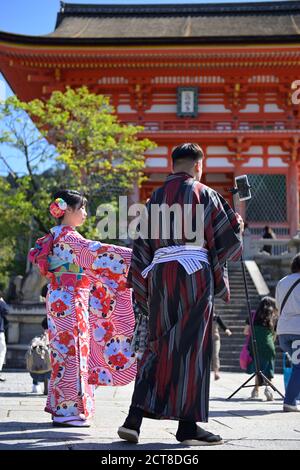 Ein junges japanisches Paar, das ein Selfie am Niomon (Deva-Tor) in den Bezirken des Otowa-san Kiyomizu-dera Tempels, Kyoto JP, macht Stockfoto