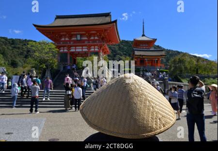 Ein Bettelmönch aus Japan sammelt Spenden vor dem Niomon (Deva-Tor) in den Bezirken des Otowa-san Kiyomizu-dera Tempels, Kyoto JP Stockfoto