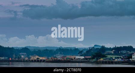 Die Altstadt und der Hafen liegen in Bandon Oregon, einer kleinen Stadt an der Küste von Oregon. Stockfoto