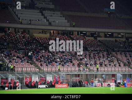 Mailand, Italien. September 2020. Fans warten auf das Spiel vor einem Serie A Fußballspiel zwischen AC Mailand und Bologna in Mailand, Italien, September 21, 2020. Quelle: Alberto Lingria/Xinhua/Alamy Live News Stockfoto