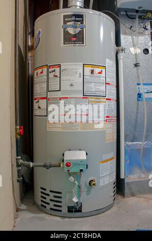 Calgary, Alberta, Kanada. September 21 2020. Bradford White Wohn-Gas-Warmwasserbereiter. Heizsystem des Kessels. Stockfoto