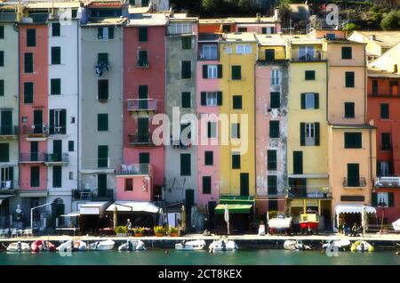 Alte und bunte Gebäude an der Küste in Portovenere, Ligurien, Italien. Stockfoto