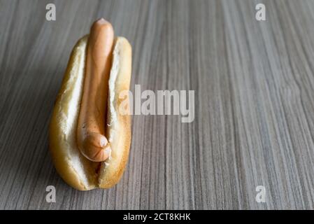 Hot Dog auf Holztisch. Stockfoto