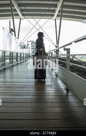 Tourist mit Gepäck am Bahnhof in Avignon, Frankreich. Stockfoto