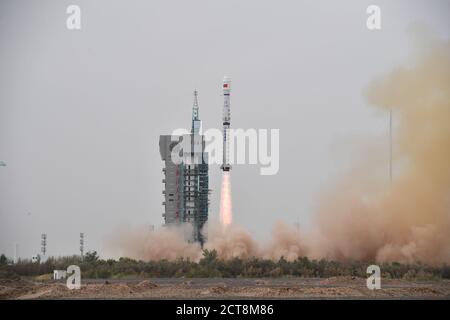 Peking, Jiuquan Satellite Launch Center im Nordwesten Chinas. September 2020. Eine lange Marsch-4B-Rakete, die den Satelliten Haiyang-2C (HY-2C) trägt, wird vom Jiuquan Satellite Launch Center im Nordwesten Chinas am 21. September 2020 gestartet. Der dritte Ozean-dynamische Umweltsatellit des Landes, der HY-2C, wird ein Netzwerk mit dem vorherigen HY-2B und dem nachfolgenden HY-2D bilden, um eine hochpräzise maritime Umweltüberwachung durchzuführen. Quelle: Wang Jiangbo/Xinhua/Alamy Live News Stockfoto