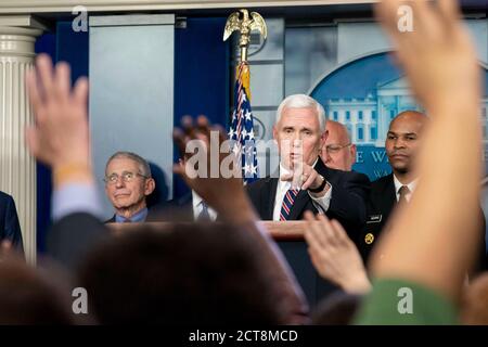 WASHINGTON DC, USA - 9. März 2020 - Vizepräsident Mike Pence, begleitet von Mitgliedern der Coronavirus Taskforce des Weißen Hauses, zeigt einem Reporter die Geste Stockfoto