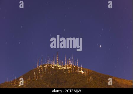 Der Vulkan Pichincha mit Antenne und Sternenpfad bei Nacht, Quito, Ecuador. Stockfoto