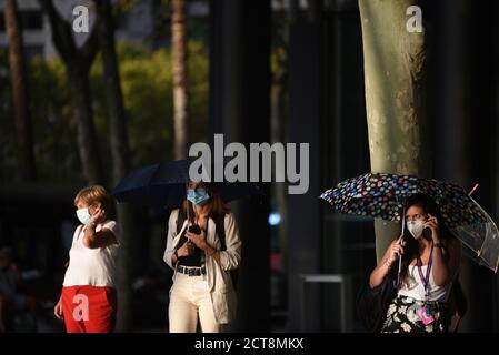 Barcelona, Spanien. September 2020. Frauen, die Regenschirme als Schutz vor Regen tragen, werden mit Gesichtsmasken als vorbeugende Maßnahme gegen die Ausbreitung des Coronavirus gesehen. Kredit: SOPA Images Limited/Alamy Live Nachrichten Stockfoto