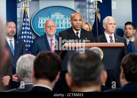 WASHINGTON DC, USA - 9. März 2020 - US-Chirurg General Vice Admiral Jerome Adams mit Vizepräsident Mike Pence, mit Mitgliedern des White Hous Stockfoto