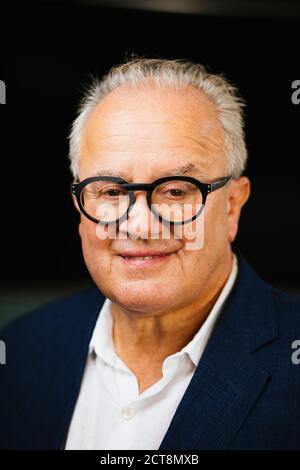 Vogtsburg Im Kaiserstuhl, Deutschland. September 2020. Friedrich Walter 'Fritz' Keller steht in seinem Restaurant 'Rebstock'. Keller ist seit dem 27. September 2019 der 13. Präsident des Deutschen Fußballverbands (DFB); davor war er Präsident des Freiburger Fußballvereins (SC). In seiner Heimatstadt Oberbergen im Kaiserstuhl bei Freiburg betreibt er zudem ein Weingut, ein Hotel und mehrere Restaurants. Quelle: Philipp von Ditfurth/dpa/Alamy Live News Stockfoto