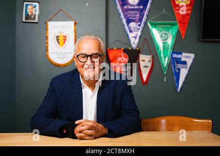 Vogtsburg Im Kaiserstuhl, Deutschland. September 2020. Friedrich Walter 'Fritz' Keller sitzt in seinem Restaurant 'Rebstock'. Keller ist seit dem 27. September 2019 der 13. Präsident des Deutschen Fußballverbands (DFB); davor war er Präsident des Freiburger Fußballvereins (SC). In seiner Heimatstadt Oberbergen im Kaiserstuhl bei Freiburg betreibt er zudem ein Weingut, ein Hotel und mehrere Restaurants. Quelle: Philipp von Ditfurth/dpa/Alamy Live News Stockfoto