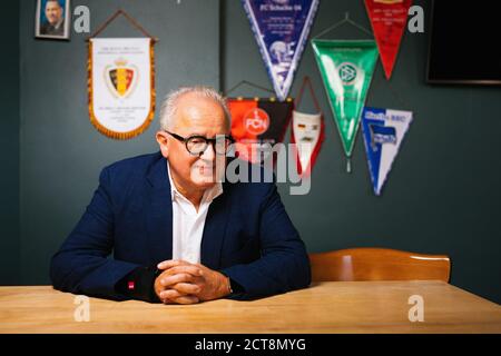 Vogtsburg Im Kaiserstuhl, Deutschland. September 2020. Friedrich Walter 'Fritz' Keller sitzt in seinem Restaurant 'Rebstock'. Keller ist seit dem 27. September 2019 der 13. Präsident des Deutschen Fußballverbands (DFB); davor war er Präsident des Freiburger Fußballvereins (SC). In seiner Heimatstadt Oberbergen im Kaiserstuhl bei Freiburg betreibt er zudem ein Weingut, ein Hotel und mehrere Restaurants. Quelle: Philipp von Ditfurth/dpa/Alamy Live News Stockfoto
