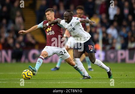 Frederic Guilbert von Aston Villa mit Liverpools Sadio Mane FOTO: © MARK PAIN / ALAMY STOCK PHOTO Stockfoto