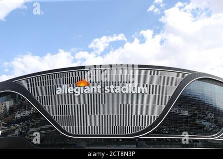 Las Vegas, NV, USA. September 2020. Ein Außenfoto des Allegiant Stadions vor dem Beginn des Fußballspiels am Montagabend mit den New Orleans Saints und den Las Vegas Raiders in Las Vegas, NV. Christopher Trim/CSM/Alamy Live News Stockfoto