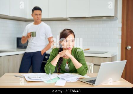 Verzweifeltes junges Paar mit vielen Schulden, die ihre Rechnungen überprüfen. Financial Familie Probleme Konzept. Stockfoto