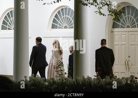 Der stellvertretende Stabschef des Weißen Hauses Dan Scavino, Berater des Präsidenten Hope Hicks und der leitende Politikberater Stephen Miller gehen am Montag, dem 21. September 2020, ins Weiße Haus, nachdem sie mit Präsident Trump aus Ohio zurückgekehrt sind. Trump kehrt aus Swanton, Ohio, zurück, wo er eine politische Kundgebung abgehalten hat. Foto von Ken Cedeno/UPI Kredit: UPI/Alamy Live Nachrichten Stockfoto