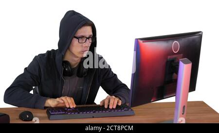 Hacker in Brille brechen Code auf weißem Hintergrund. Stockfoto