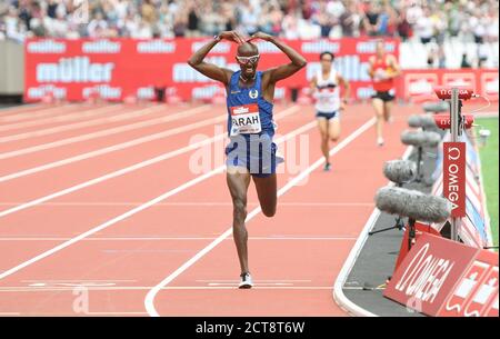 MO FARAH MACHT DEN „MOBOT“, ALS ER DIE LINIE ÜBERQUERT UND DIE 5000M GEWINNT. JUBILÄUMSSPIELE - LONDON. Bildnachweis: © Mark Pain / Alamy Stockfoto