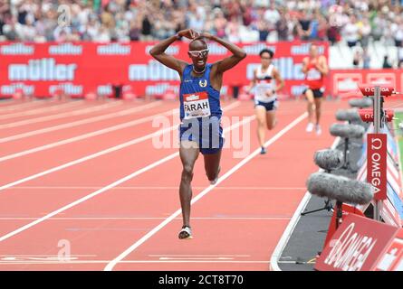 MO FARAH MACHT DEN „MOBOT“, ALS ER DIE LINIE ÜBERQUERT UND DIE 5000M GEWINNT. JUBILÄUMSSPIELE - LONDON. Bildnachweis: © Mark Pain / Alamy Stockfoto