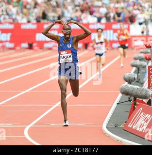 MO FARAH MACHT DEN „MOBOT“, ALS ER DIE LINIE ÜBERQUERT UND DIE 5000M GEWINNT. JUBILÄUMSSPIELE - LONDON. Bildnachweis: © Mark Pain / Alamy Stockfoto