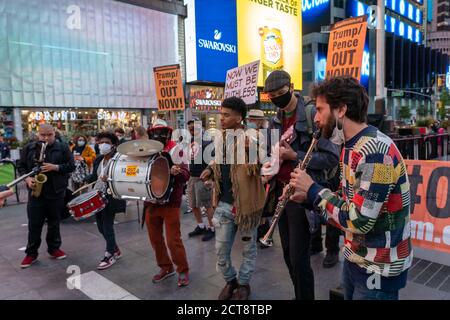 NEW YORK, NY - SEPTEMBER 21: Musiker spielen während des RepuseFaschismus-Marsches am Times Square am 21. September 2020 in New York City. Stockfoto