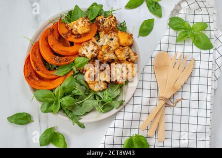 Gesunde Salatschüssel mit geröstetem Kürbis und Blumenkohl Stockfoto