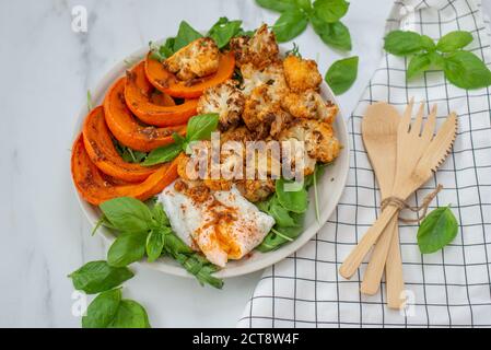 Gesunde Salatschüssel mit geröstetem Kürbis und Blumenkohl Stockfoto