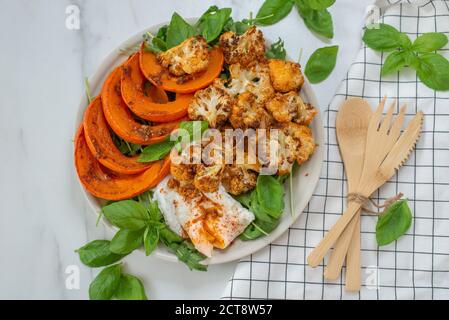 Gesunde Salatschüssel mit geröstetem Kürbis und Blumenkohl Stockfoto