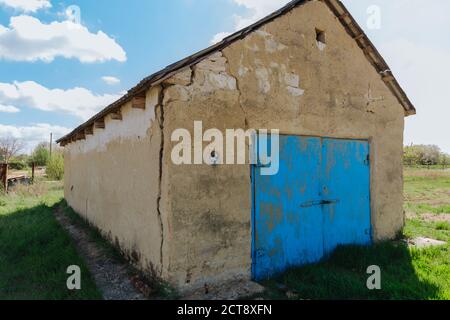 Ein großer gefährlicher Riss in der Wand des Hauses. Zerstören des Hauses, den Alarmzustand. Stockfoto