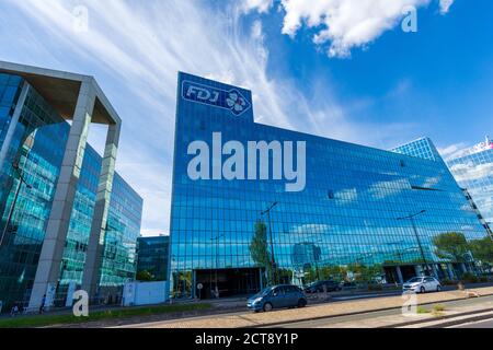 BOULOGNE-BILLANCOURT, FRANKREICH - 7. SEPTEMBER 2020: Sitz des Française des Jeux (auch FDJ genannt), Betreiber der nationalen Lotteriespiele Frankreichs Stockfoto