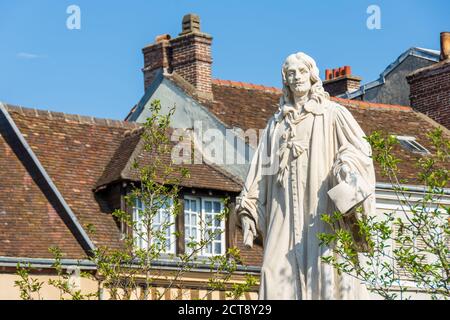 DREUX, FRANKREICH - 20. SEPTEMBER 2020: Statue des französischen Dramatikers und Dichters Jean de Rotrou aus dem 17. Jahrhundert, der 1650 in Dreux, Frankreich, an der Pest starb Stockfoto