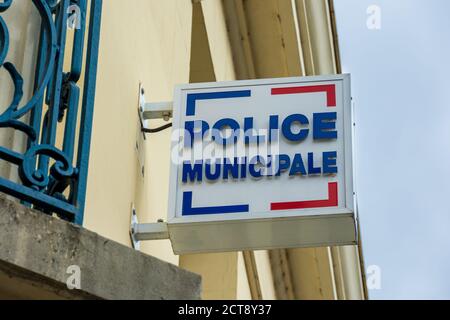 DREUX, FRANKREICH - 20. SEPTEMBER 2020: Schild mit der Aufschrift "Lokale Polizei" auf Französisch an der Fassade der örtlichen Polizeistation angebracht Stockfoto