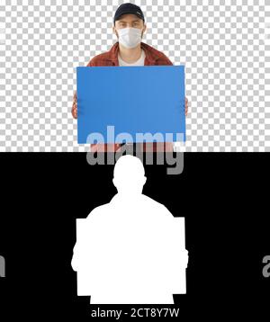 Ältere Männliche Farmer In Medizinische Maske Holding Blank Placard, Alpha Stockfoto