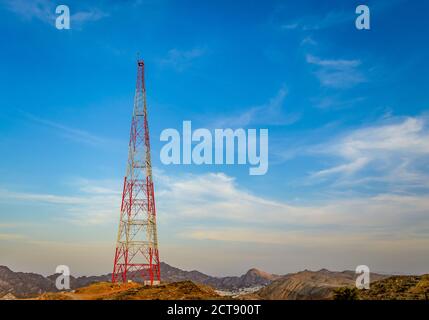 Mobiler Turm auf einem Berg mit einem klaren blauen Himmel im Hintergrund. Aus Maskat, Oman. Stockfoto