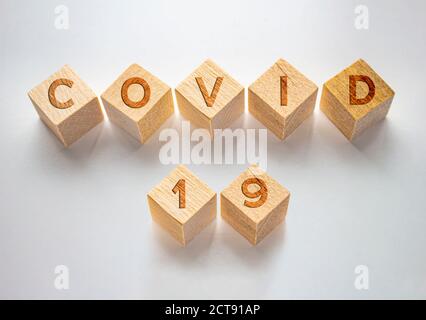 Holzblöcke mit dem Text: Covid 19. Konzept Coronavirus, Pandemie, Update. Stockfoto