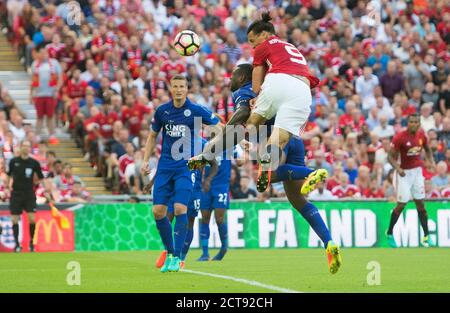 ZLATAN IBRAHIMOVIC SCHLÄGT WES MORGAN IN DER LUFT UM DEN KOPF MAN UTD IN DIE LEAD LEICESTER CITY GEGEN MANCHESTER UTD DER FA COMMUNITY SCHILD - WEMBLEY COPYR Stockfoto