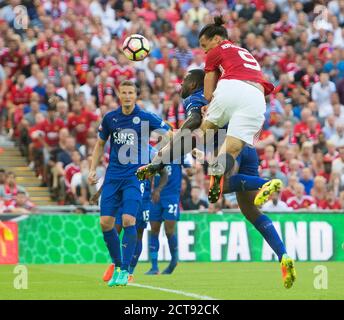 ZLATAN IBRAHIMOVIC SCHLÄGT WES MORGAN IN DER LUFT UM DEN KOPF MAN UTD IN DIE LEAD LEICESTER CITY GEGEN MANCHESTER UTD DER FA COMMUNITY SCHILD - WEMBLEY COPYR Stockfoto