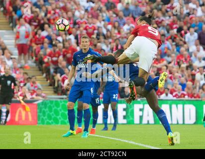 ZLATAN IBRAHIMOVIC SCHLÄGT WES MORGAN IN DER LUFT UM DEN KOPF MAN UTD IN DIE LEAD LEICESTER CITY GEGEN MANCHESTER UTD DER FA COMMUNITY SCHILD - WEMBLEY COPYR Stockfoto