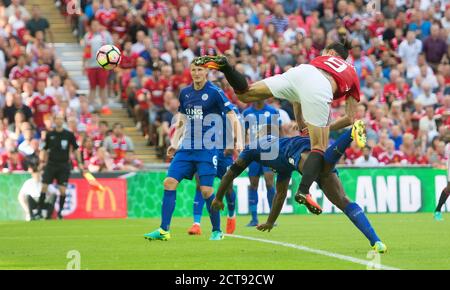 ZLATAN IBRAHIMOVIC SCHLÄGT WES MORGAN IN DER LUFT UM DEN KOPF MAN UTD IN DIE LEAD LEICESTER CITY GEGEN MANCHESTER UTD DER FA COMMUNITY SCHILD - WEMBLEY COPYR Stockfoto